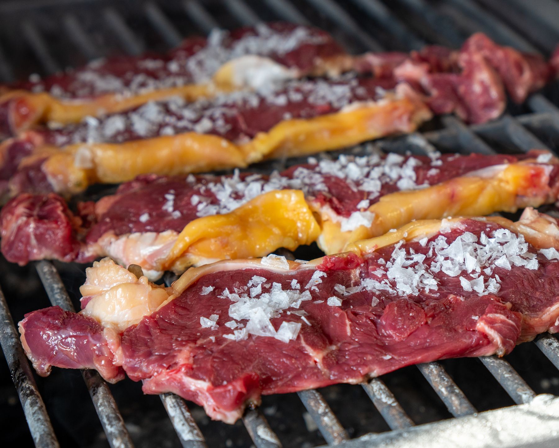 Chuleta marcada al carbón en la parrilla del Mercante