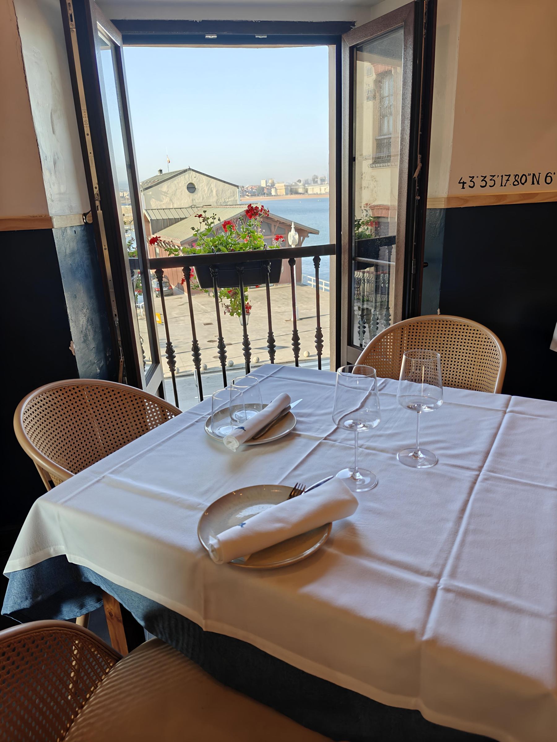 Mesa del Mercante con vista al puerto y coordenadas de Cimadevilla