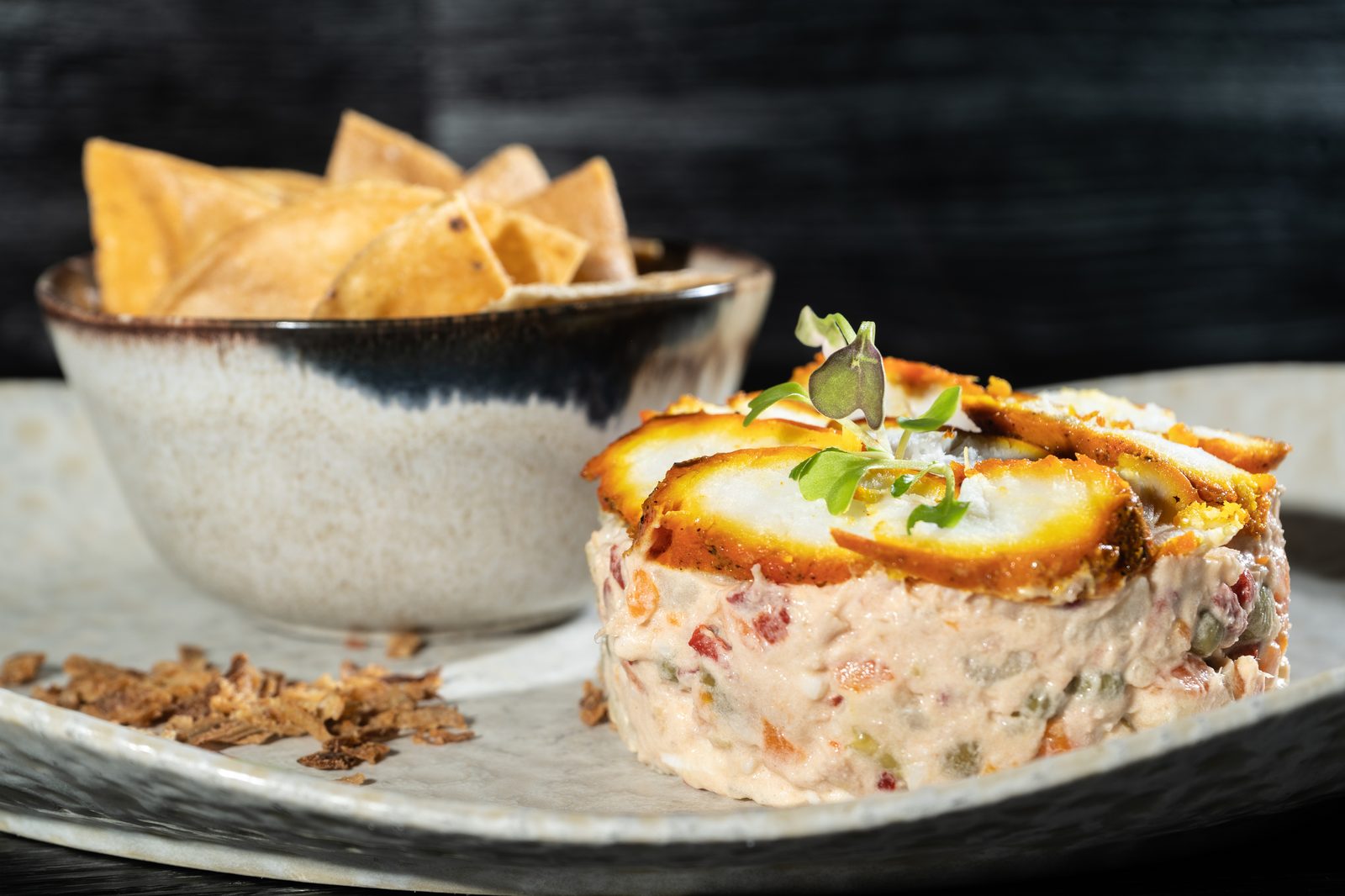 Ensaladilla de gambas y pixín alangostado con chips de la casa