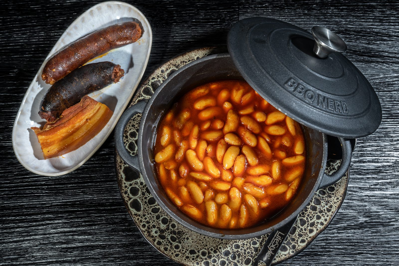 Fabada asturiana con compango: morcilla, chorizo y panceta