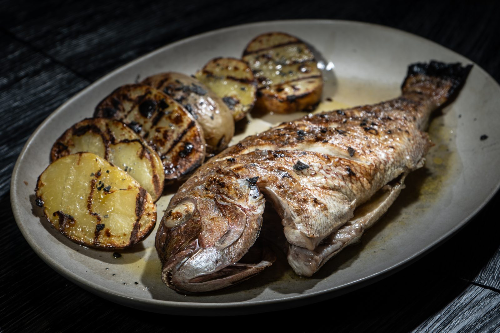 Pescado entero del Cantábrico a la brasa con patata panadera